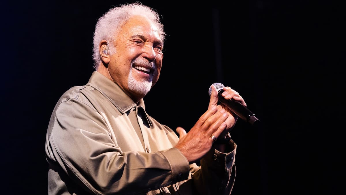Tom Jones (21+)