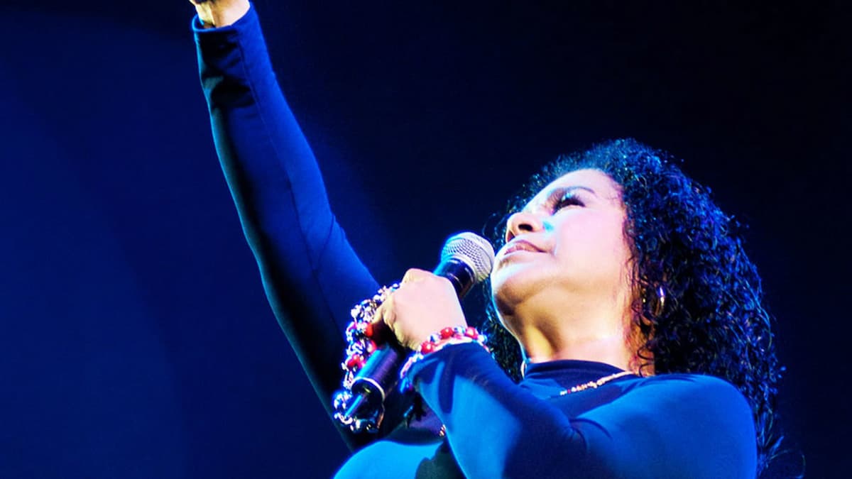 Con Guitarra y Cajón: Eva Ayllón